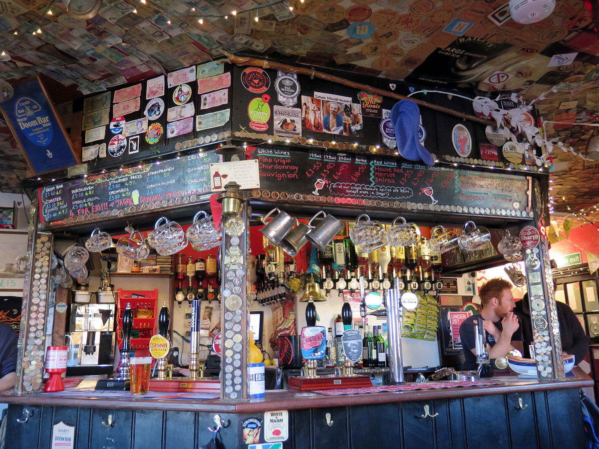 06-The-Bar-in-The-Ship