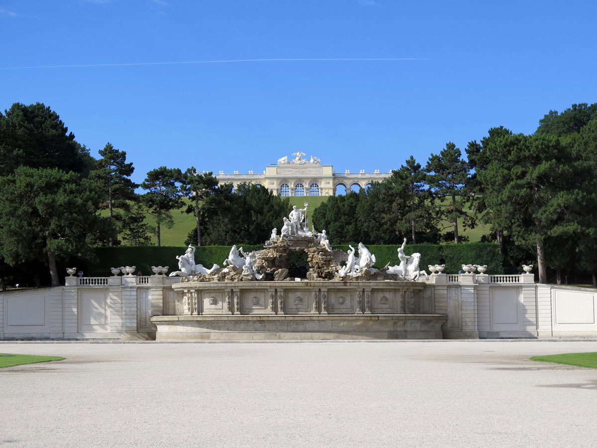 010-The-Neptune-Fountain-with-the-Gloriette-behind