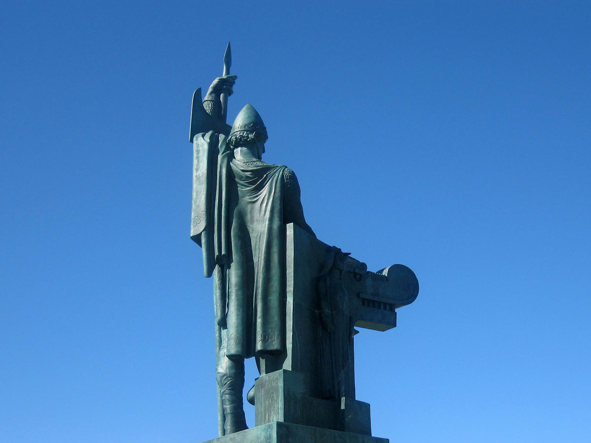 017-Ingolfur-Arnason-Statue