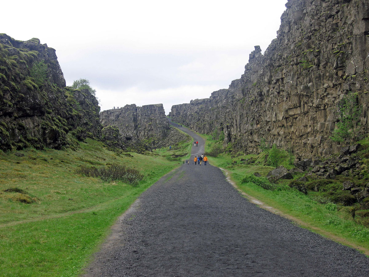 05-Walking-between-two-Continents-at-Almannagja