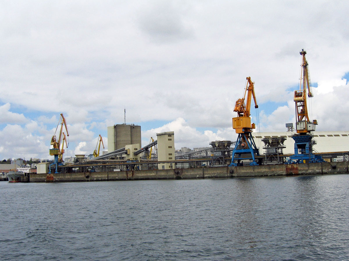 015-Silos-of-Animal-Feed-in-the-Commercial-Port