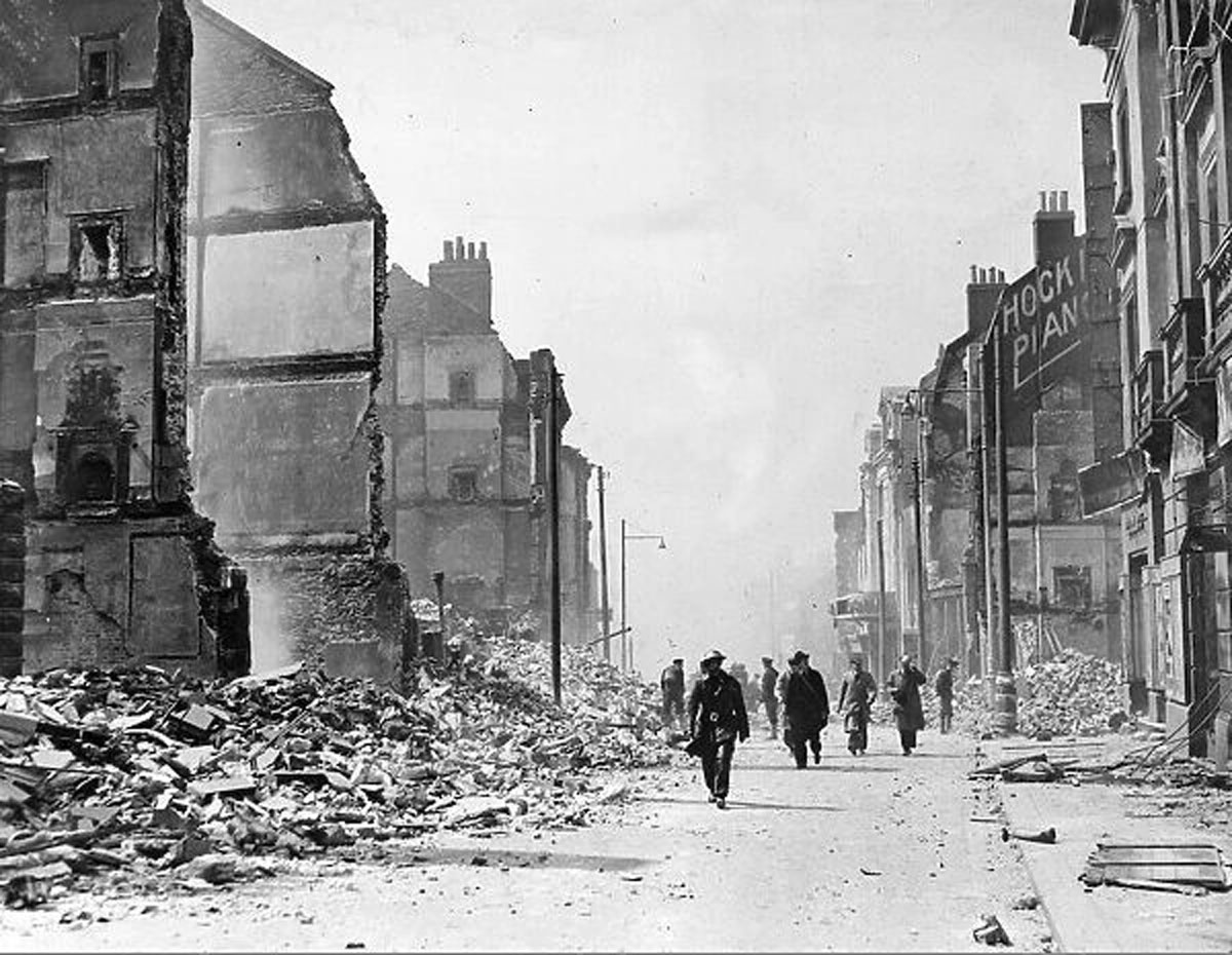 03-Fore-Street-Devonport-23rd-April-1941-(Memory-Lane-(©-Mirrorpix)