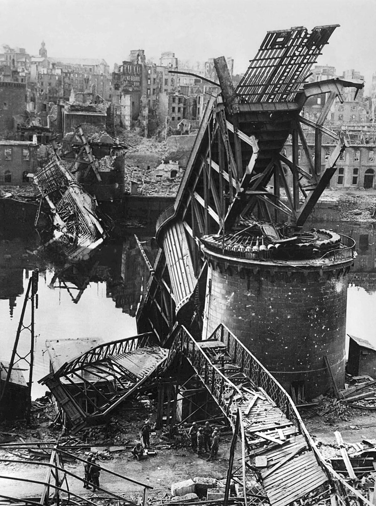 06-The-Swing-Bridge-in-1944-(Brest-Municipal-Archives)