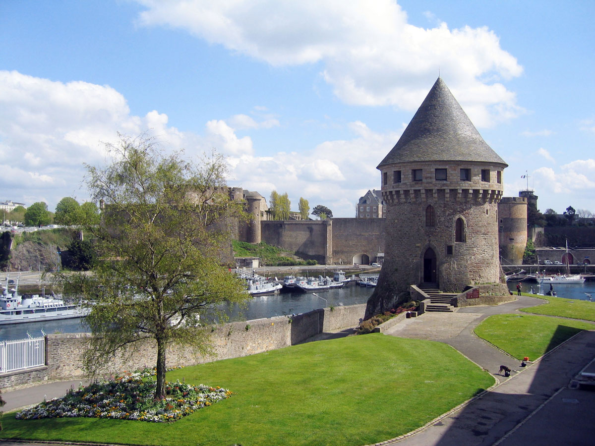 08-Tour-Tanguy-with-the-Chateau-on-the-opposite-of-the-Penfeld-River-behind
