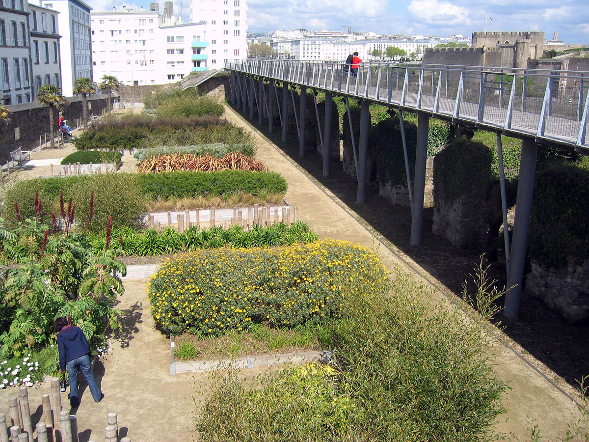 09-The-Jardin-Des-Explorateurs-and-the-Belvedere-Footbridge
