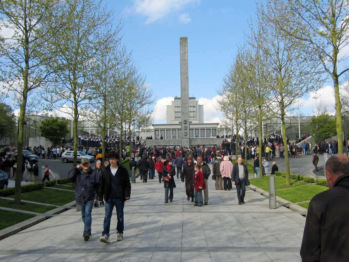 06-Approaching-the-War-Memorial