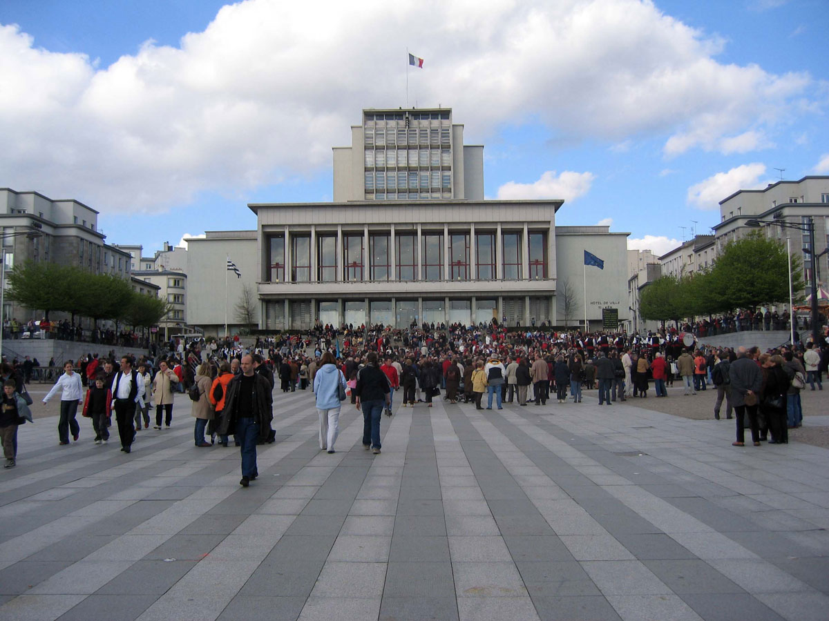 08-The-Hotel-de-Ville-in-Place-de-la-Liberté