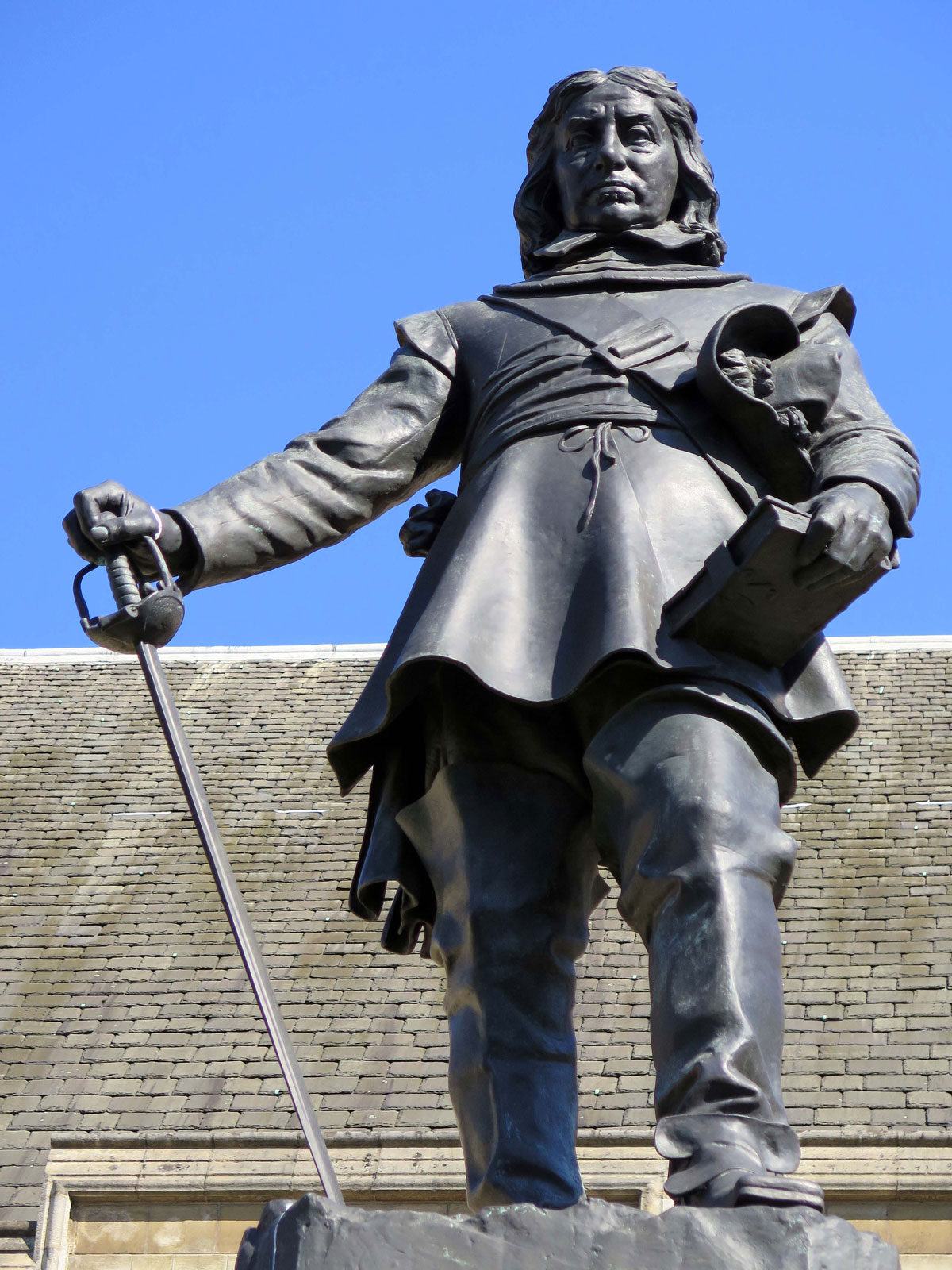 02-Oliver-Cromwell-outside-London's-Houses-of-Parliament