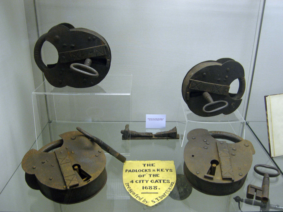 08-The-Padlocks-and-Keys-of-the-Four-City-Gates-in-St-Columb's-Cathedral