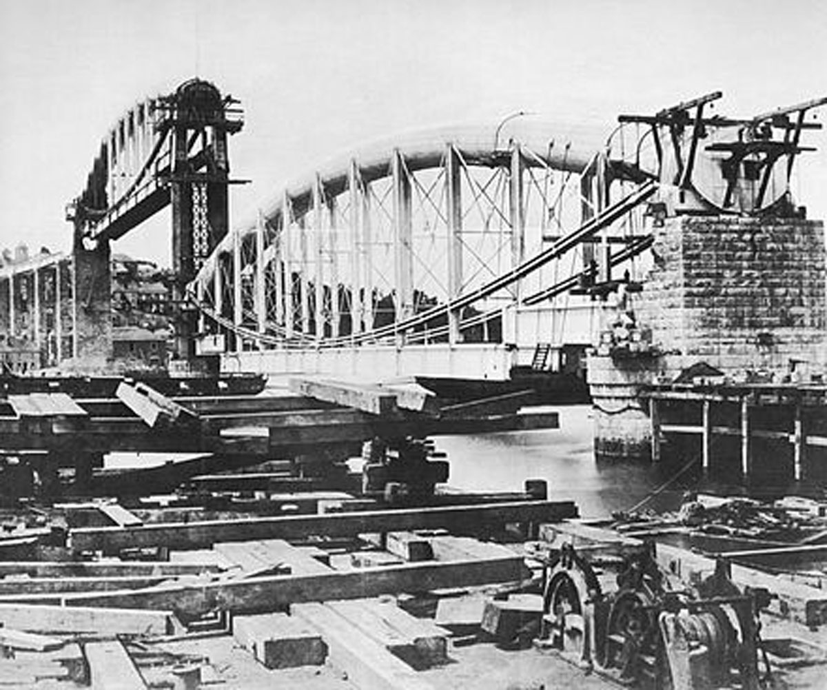 08-The-Second-Span-after-being-lifted-onto-the-Piers-(Wikipedia)