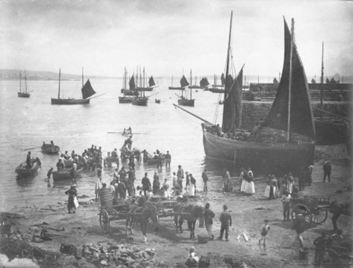 07-Landing-fish-at-the-Old-Quay-(Date-Uknown)