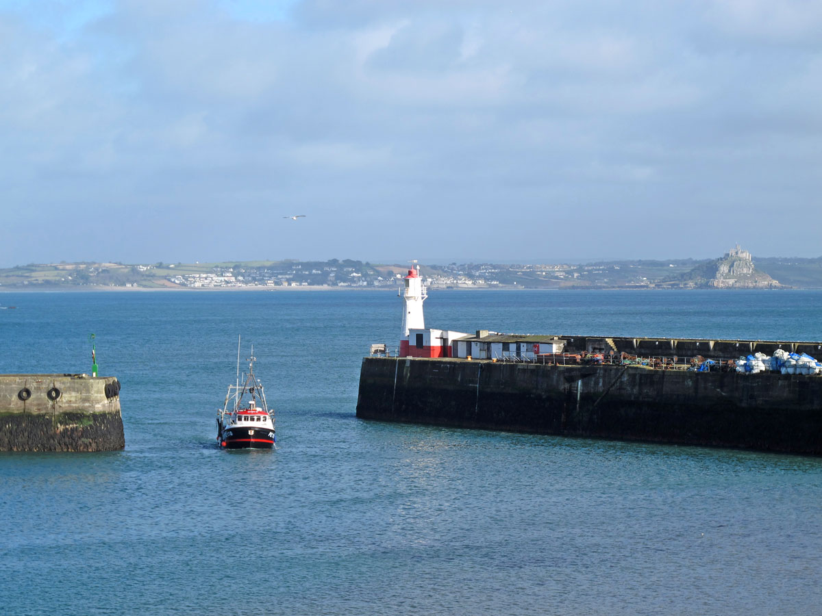 09-The-Harbour-Entrance-with-the-Lighthouse-and-Tidal-Observatory-on-South-Pier