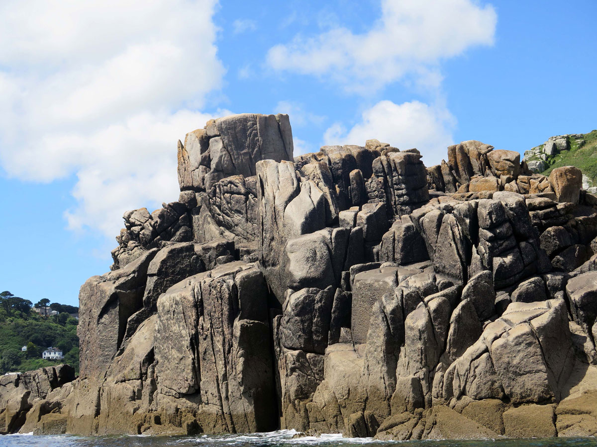 04-Carn-du-Granite-cliffs-at-the-entrance-to-Lamorna-Cove