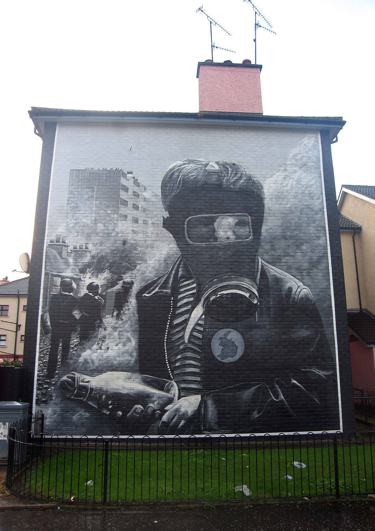 05-Mural-in-Rossville-Street-showing-a-young-petrol-bomber-during-the-Battle-of-the-Bogside