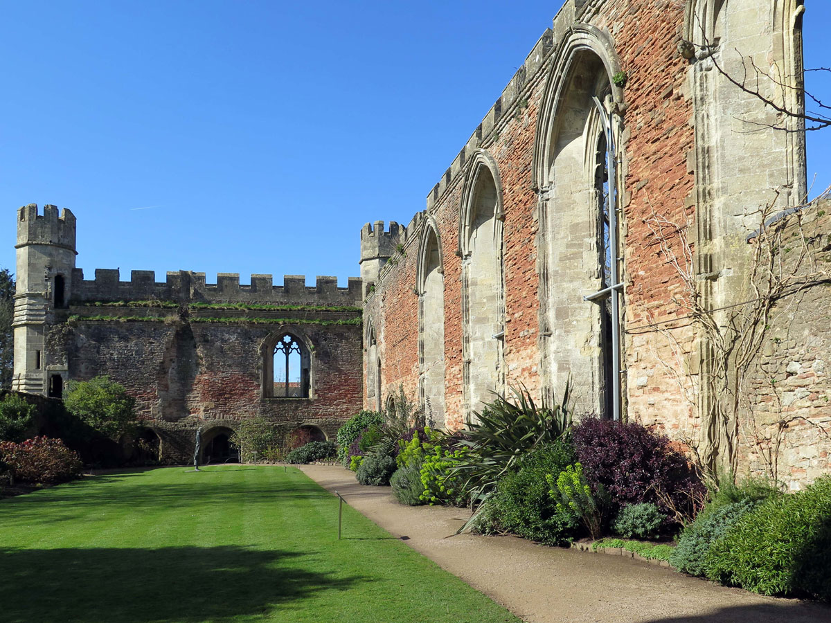 017-The-Great-Hall-Gardens