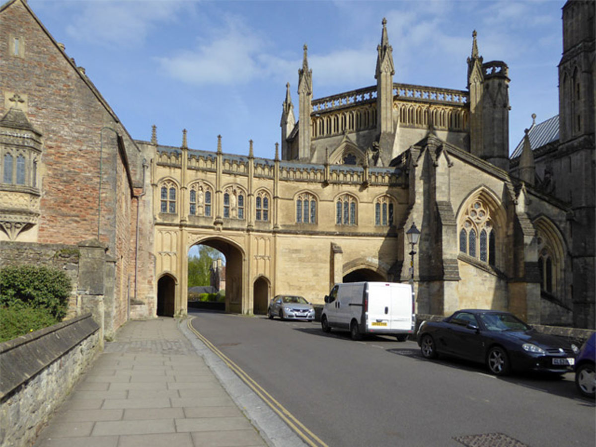 06-Chain-Gate-(©-Robin-Webster---Wikimedia-Commons)