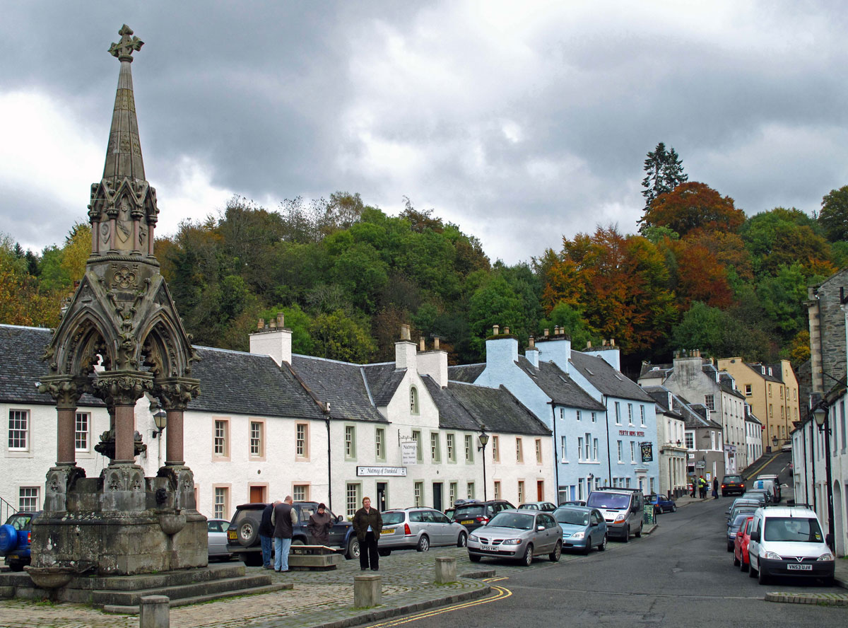 09-High-Street-and-the-Atholl-Memorial-Fountain